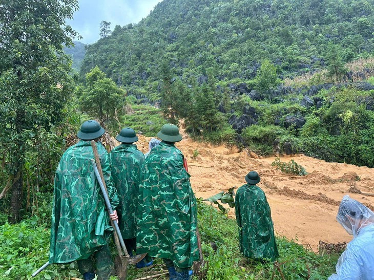 Sạt lở đất, lũ cuốn trở thành nguyên nhân gây tử vong lớn nhất do bão. Ảnh: Lực lượng cứu hộ tiếp cận hiện trường vụ sạt lở tại xã Lũng Cú (Tuyên Quang). Sạt lở đất, lũ cuốn trở thành nguyên nhân gây tử vong lớn nhất do bão. Ảnh: Lực lượng cứu hộ tiếp cận hiện trường vụ sạt lở tại xã Lũng Cú (Tuyên Quang).