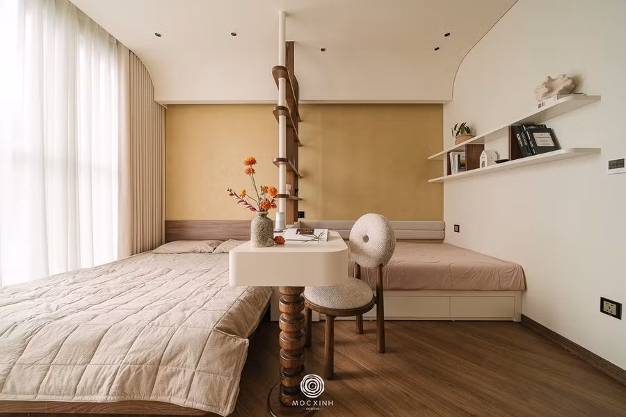 Phòng ngủ master ấm cúng, giản lược.