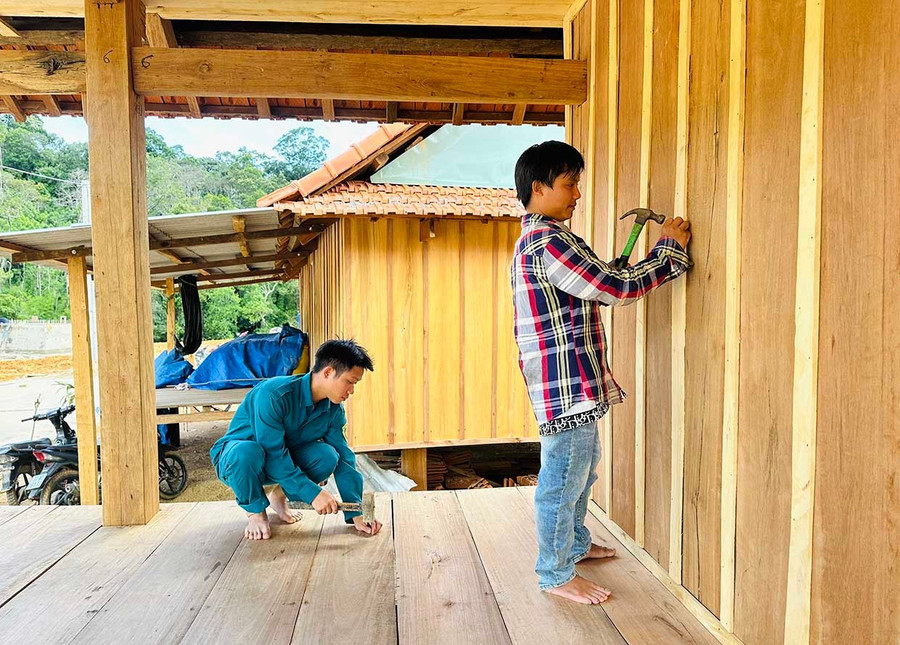 Lực lượng dân quân hỗ trợ người dân xây dựng nhà ở. Ảnh: D.Đ Lực lượng dân quân tự vệ hỗ trợ người dân xây dựng nhà ở tại khu bố trí tái định cư ở thôn 2. Ảnh: D.Đ
