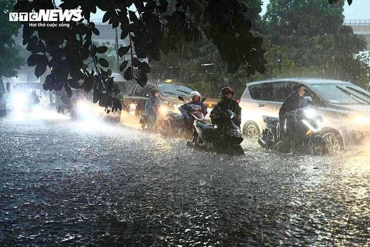 Mưa cường độ lớn trút xuống Hà Nội trong sáng 7/10 khiến hàng loạt tuyến phố thành sông. (Ảnh: Minh Đức) Mưa cường độ lớn trút xuống Hà Nội trong sáng 7/10 khiến hàng loạt tuyến phố thành sông. (Ảnh: Minh Đức)