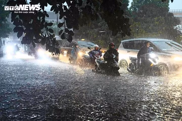 Mưa cường độ lớn trút xuống Hà Nội trong sáng 7/10 khiến hàng loạt tuyến phố thành sông. (Ảnh: Minh Đức)