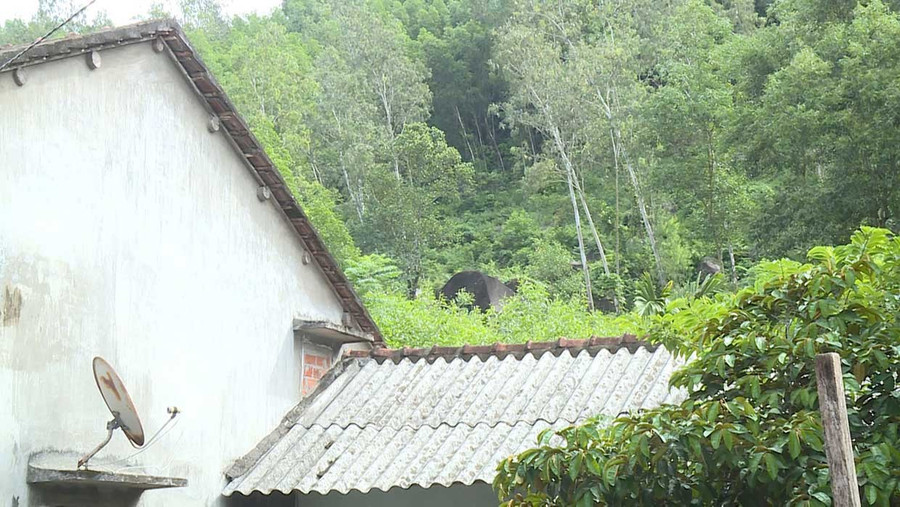 Hạ tầng khu tái định cư núi Cấm đã xong, nhưng chưa thể di dời dân vào do gặp khó về nguồn vốn hỗ trợ. Ảnh: T.LỢI Hạ tầng khu tái định cư núi Cấm đã xong, nhưng chưa thể di dời dân vào do gặp khó về nguồn vốn hỗ trợ. Ảnh: T.LỢI