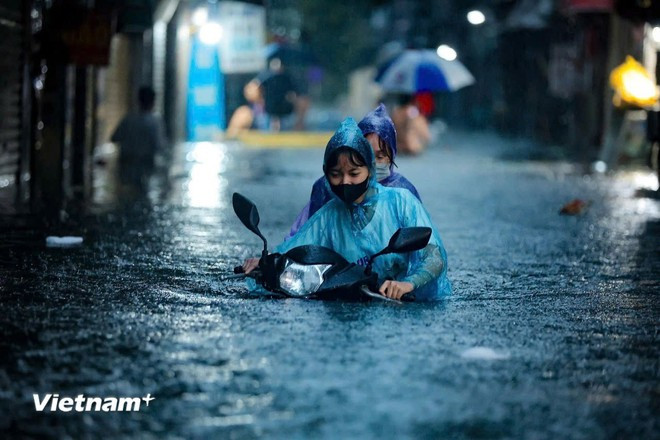Ngập úng do mưa lớn ở Hà Nội. (Ảnh: Hoài Nam/Vietnam+) Ngập úng do mưa lớn ở Hà Nội. (Ảnh: Hoài Nam/Vietnam+)
