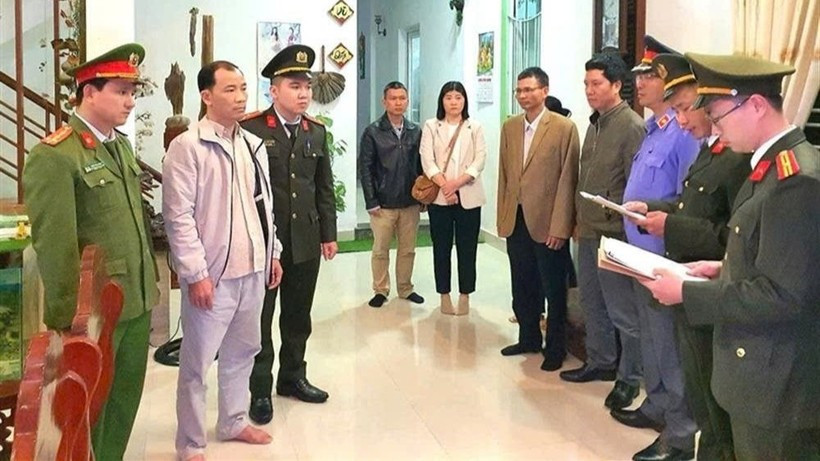 Cơ quan An ninh điều tra Công an thành phố Huế tống đạt quyết định khởi tố vụ án, khởi tố bị can, lệnh bắt bị can để tạm giam đối với Nguyễn Xuân Bình. (Ảnh: Bộ Công an) Cơ quan An ninh điều tra Công an thành phố Huế tống đạt quyết định khởi tố vụ án, khởi tố bị can, lệnh bắt bị can để tạm giam đối với Nguyễn Xuân Bình. (Ảnh: Bộ Công an)