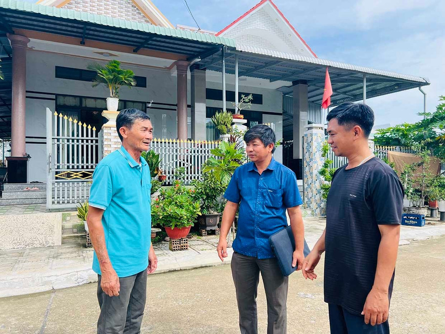 Ông Nguyễn Xuân Cảnh (bìa trái) chia sẻ niềm vui sống ở khu tái định cư thôn Đức Phổ 1. Ảnh: Phan Lài Ông Nguyễn Xuân Cảnh (bìa trái) chia sẻ niềm vui sống ở khu tái định cư thôn Đức Phổ 1.
