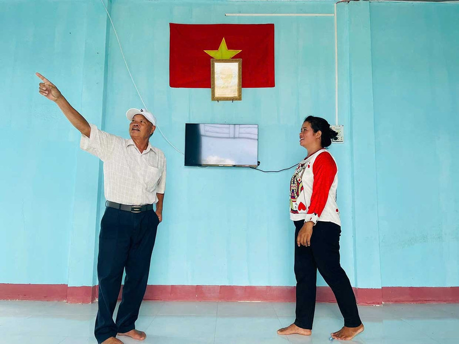 Chị Kpă H’Lúi vui vẻ đón khách đến thăm căn nhà mới tại khu tái định cư Suối Cạn. Ảnh: Vũ Chi Chị Kpă H’Lúi vui vẻ đón khách đến thăm căn nhà mới tại khu tái định cư Suối Cạn. Ảnh: Vũ Chi