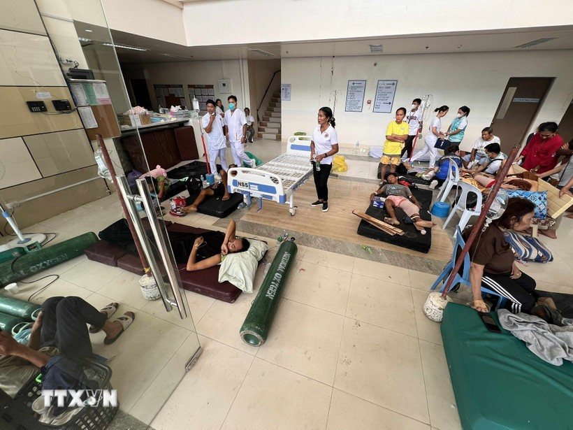 Nạn nhân bị thương do động đất được đưa tới bệnh viện ở Cebu, Philippines, ngày 1/10/2025. (Ảnh: THX/TTXVN) dong-dat.jpg