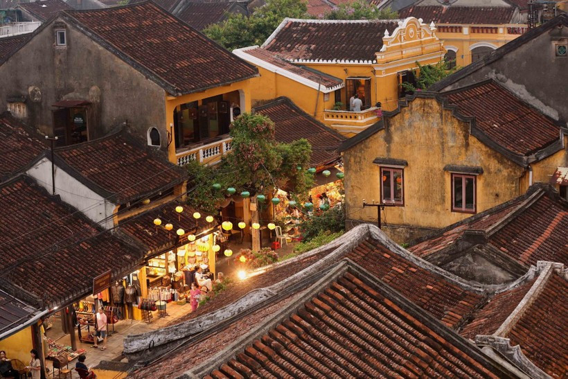 Khi phố lên đèn, những chiếc đèn lồng lung linh không chỉ thắp sáng không gian mà còn thắp lên cả "hồn cốt" hoài niệm của phố cổ Hội An. (Ảnh: Nhật Anh/TTXVN) Khi phố lên đèn, những chiếc đèn lồng lung linh không chỉ thắp sáng không gian mà còn thắp lên cả 'hồn cốt' hoài niệm của phố cổ Hội An.
