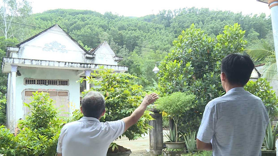 Dưới chân núi Gai, thôn Trà Cong, xã An Hòa có nhiều nhà dân nằm trong khu vực có nguy cơ sạt lở cao khi mưa lớn. Ảnh: T.LỢI Dưới chân núi Gai, thôn Trà Cong, xã An Hòa có nhiều nhà dân nằm trong khu vực có nguy cơ sạt lở cao khi mưa lớn.