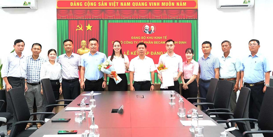 Lễ kết nạp đảng viên tại Chi bộ Công ty Cổ phần Becamex Bình Định. Ảnh: N.H Lễ kết nạp đảng viên tại Chi bộ Công ty Cổ phần Becamex Bình Định. Ảnh: N.H
