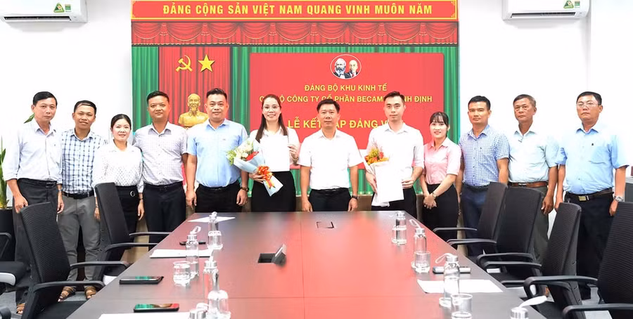 Lễ kết nạp đảng viên tại Chi bộ Công ty Cổ phần Becamex Bình Định. Ảnh: N.H