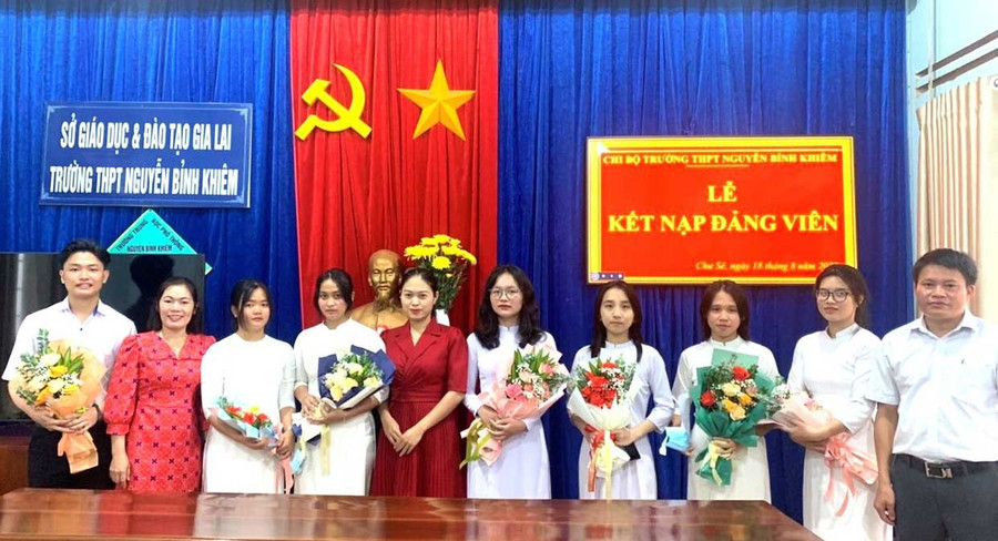 Chi bộ Trường THPT Nguyễn Bỉnh Khiêm (xã Chư Sê) tổ chức lễ kết nạp đảng viên là học sinh. Ảnh: N.Q Chi bộ Trường THPT Nguyễn Bỉnh Khiêm (xã Chư Sê) tổ chức lễ kết nạp đảng viên là học sinh. Ảnh: N.Q