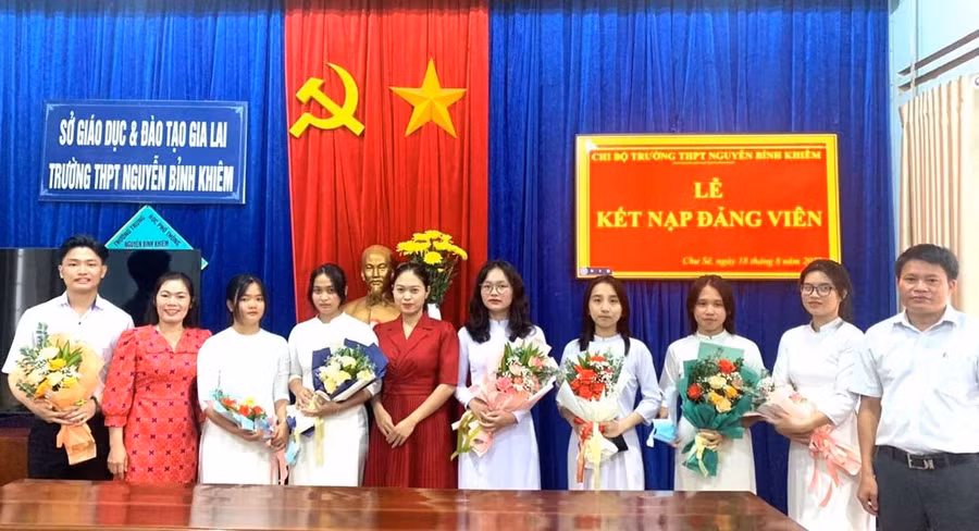 Chi bộ Trường THPT Nguyễn Bỉnh Khiêm (xã Chư Sê) tổ chức lễ kết nạp đảng viên là học sinh. Ảnh: N.Q