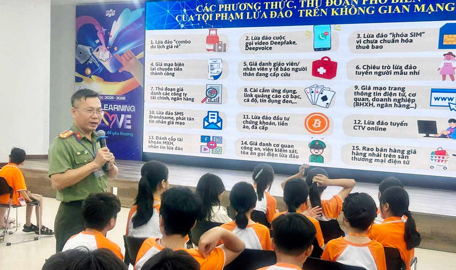 Công an tuyên truyền các kỹ năng phòng tránh lừa đảo trên không gian mạng cho học sinh. Ảnh: K.A Công an tuyên truyền các kỹ năng phòng tránh lừa đảo trên không gian mạng cho học sinh. Ảnh: K.A