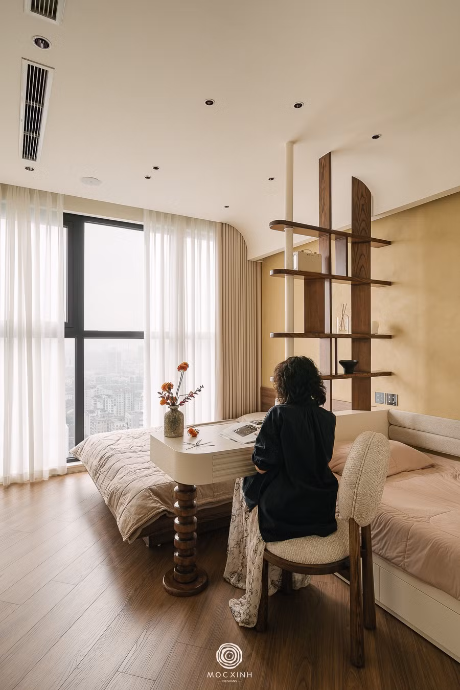 Phòng ngủ master ấm cúng, giản lược.