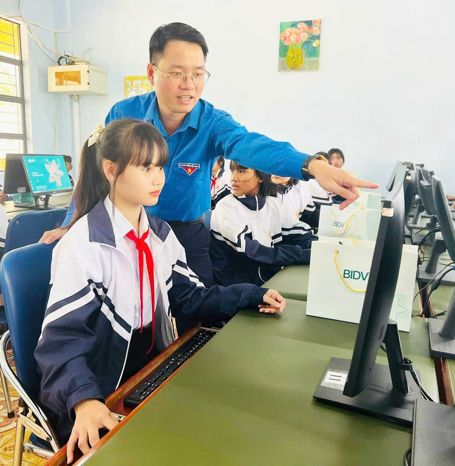 Anh Phạm Xuân Long-Bí thư Đoàn Thanh niên BIDV Gia Lai hướng dẫn học sinh Trường THCS Đăk Tơ Ver cách sử dụng máy tính. Ảnh: M.N Anh Phạm Xuân Long - Bí thư Đoàn Thanh niên BIDV Chi nhánh Gia Lai hướng dẫn học sinh Trường THCS Đăk Tơ Ver cách sử dụng máy tính. Ảnh: M.N