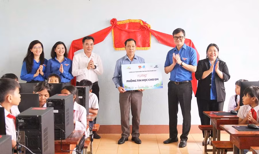 Bí thư thứ nhất Trung ương Đoàn TNCS Hồ Chí Minh Bùi Quang Huy (thứ 2 từ phải sang) trao “Phòng Tin học cho em” cho Trường Tiểu học Lê Lai cơ sở 2. Ảnh: M.N