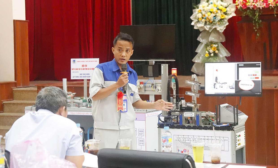 Ông Mai Văn Quang đại diện nhóm chia sẻ về cơ chế vận hành của thiết bị “Bộ thực hành mạng truyền thông công nghiệp”. Ảnh: Hồ Điểm Ông Mai Văn Quang đại diện nhóm chia sẻ về cơ chế vận hành của thiết bị “Bộ thực hành mạng truyền thông công nghiệp”. Ảnh: Hồ Điểm