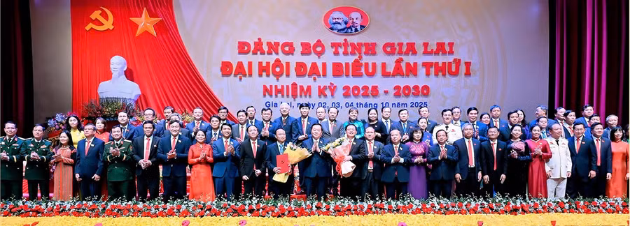 Ban Chấp hành Đảng bộ tỉnh Gia Lai nhiệm kỳ 2025-2030 ra mắt Đại hội.