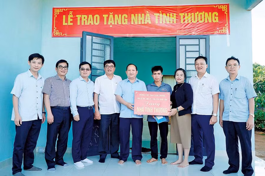 Đoàn công tác của Phó Bí thư Thường trực Tỉnh ủy Rah Lan Chung (thứ 5 từ trái sang) tặng nhà tình thương ở làng Bàng, xã Ia Phí. Ảnh: Đ.T