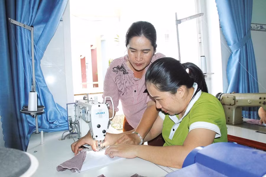 Hộ nghèo được đào tạo nghề nhằm chuyển đổi nghề, tự tạo việc làm hoặc tìm kiếm việc làm sau đào tạo, hướng tới thoát nghèo bền vững. Ảnh: N.M