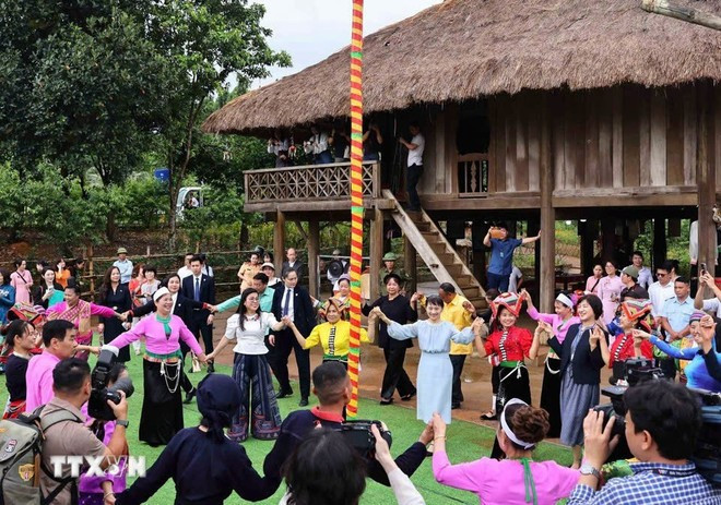 Sáng 28/4/2025, tại Hà Nội, bà Lê Thị Bích Trân, Phu nhân Thủ tướng Phạm Minh Chính và bà Ishiba Yoshiko, Phu nhân Thủ tướng Nhật Bản đến thăm Làng Văn hóa-Du lịch các dân tộc Việt Nam và cùng múa xòe với đồng bào các dân tộc phía Bắc. (Ảnh: TTXVN) Sáng 28/4/2025, tại Hà Nội, bà Lê Thị Bích Trân, Phu nhân Thủ tướng Phạm Minh Chính và bà Ishiba Yoshiko, Phu nhân Thủ tướng Nhật Bản đến thăm Làng Văn hóa-Du lịch các dân tộc Việt Nam và cùng múa xòe với đồng bào các dân tộc phía Bắc. (Ảnh: TTXVN)
