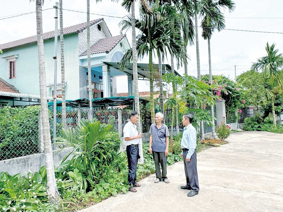 Secretary of the Tho Loc 1 residential group Party cell (An Nhon Nam ward) Phan Chau Tuan (left cover) mobilizes people to join hands in building a civilized, secure and safe neighborhood. Photo: N.Q Bí thư Chi bộ tổ dân phố Thọ Lộc 1 (phường An Nhơn Nam) Phan Châu Tuấn (bìa trái) vận động nhân dân chung tay xây dựng khu phố văn minh, an ninh, an toàn. Ảnh: N.Q