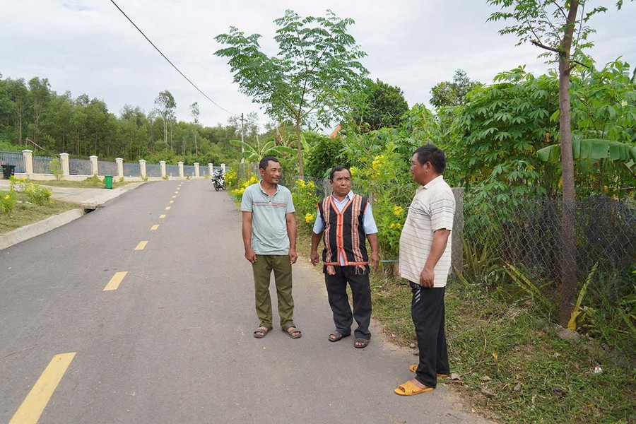 Mr. Dinh Uom (middle), Secretary of Kon Giot 1 Village Party Cell (Binh Phu Commune) mobilizes people to protect the environment in the village to be bright, green, clean and beautiful. Photo: N.Q . Ông Đinh Ướp (giữa), Bí thư Chi bộ làng Kon Giọt 1 (xã Bình Phú) vận động nhân dân bảo vệ môi trường trong làng sáng, xanh, sạch, đẹp.
