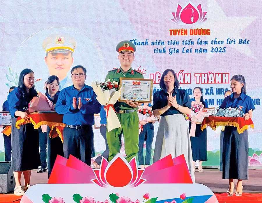 Thượng úy Lê Tuấn Thành được Tỉnh đoàn Gia Lai tuyên dương Thanh niên tiên tiến làm theo lời Bác năm 2025 Ảnh: P.L