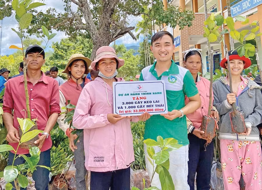 Dự án “Hành trình xanh” do anh Thành sáng lập đã tặng hàng trăm nghìn cây giống cho bà con có hoàn cảnh khó khăn. Ảnh: P.L
