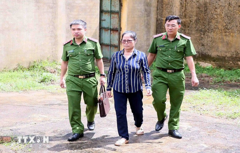 Cơ quan Công an bắt giữ đối tượng Nguyễn Thị Bích Thủy. (Ảnh: TTXVN phát) Cơ quan Công an bắt giữ đối tượng Nguyễn Thị Bích Thủy. (Ảnh: TTXVN phát)