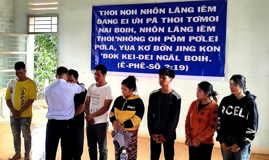 Lễ tiếp nhận các đối tượng tin theo “Tin lành Đê ga” quay về sinh hoạt Tin lành thuần túy tại xã Bờ Ngoong. Ảnh: Danh Xuân Lễ tiếp nhận các đối tượng tin theo “Tin lành Đê ga” quay về sinh hoạt Tin lành thuần túy tại xã Bờ Ngoong.