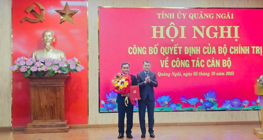 Ông Lê Minh Hưng - Trưởng Ban Tổ chức Trung ương trao quyết định của Bộ Chính trị cho ông Hồ Văn Niên. tinh-uy-quang-ngai-2.jpg
