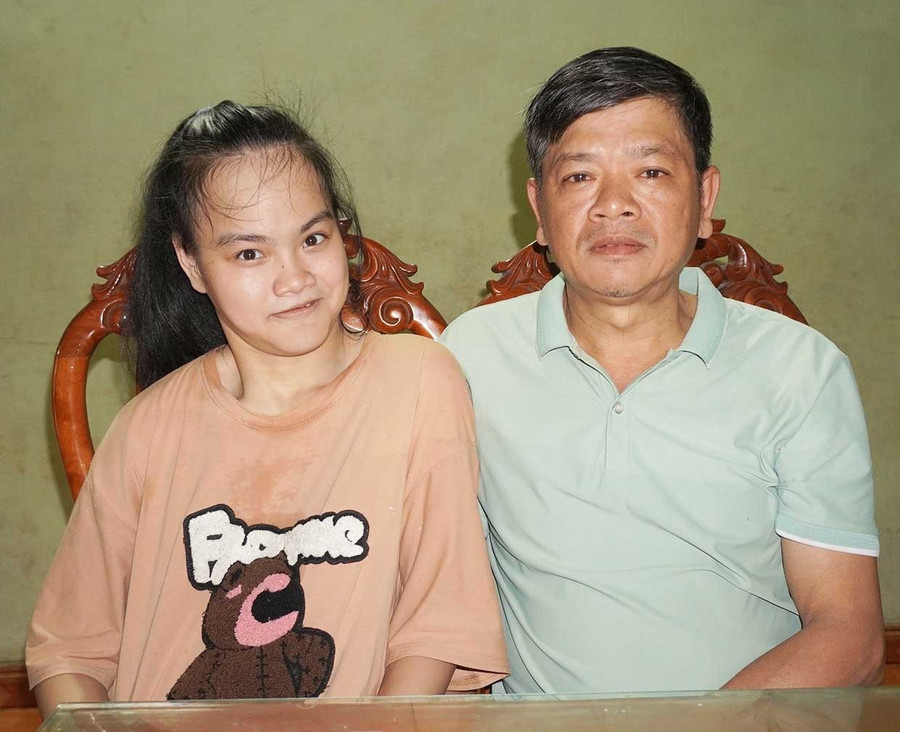 Ông Hoàng Anh Dũng luôn động viên con gái Hoàng Nguyễn Anh Thư nỗ lực vươn lên trong học tập. Ảnh: Chu Hằng Ông Hoàng Anh Dũng luôn động viên con gái Hoàng Nguyễn Anh Thư nỗ lực vươn lên trong học tập. Ảnh: Chu Hằng