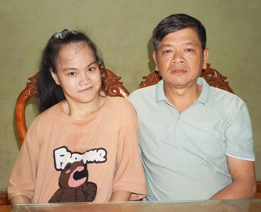 Ông Hoàng Anh Dũng luôn động viên con gái Hoàng Nguyễn Anh Thư nỗ lực vươn lên trong học tập. Ảnh: Chu Hằng