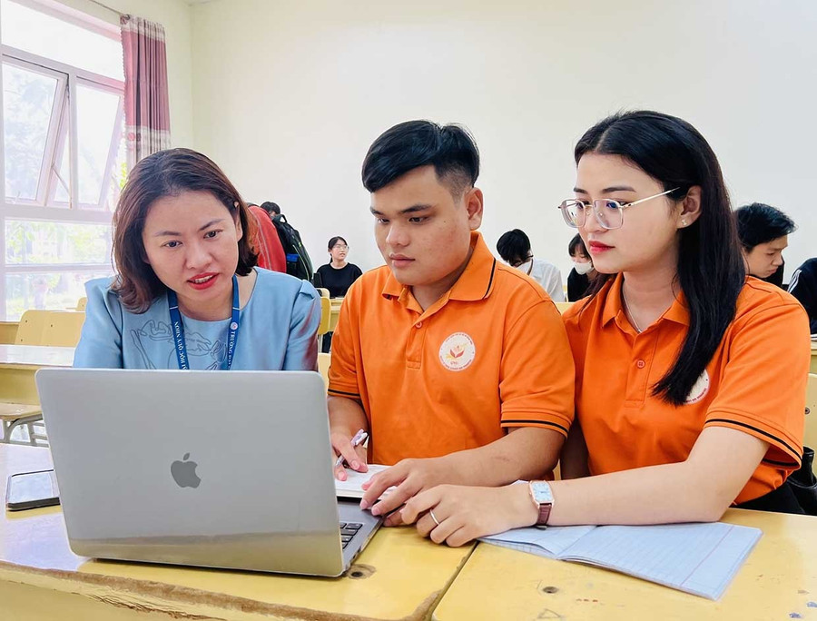 Nguyễn Gia Bảo (ở giữa) được cô giáo và bạn cùng lớp động viên, hỗ trợ trong học tập. Ảnh: Minh Nhật Nguyễn Gia Bảo (ở giữa) được cô giáo và bạn cùng lớp động viên, hỗ trợ trong học tập. Ảnh: Minh Nhật