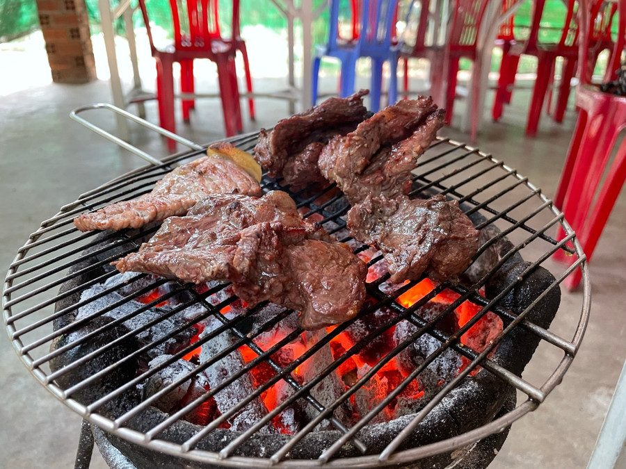Món bò nướng được nhiều du khách tấm tắc khen ngon vì thịt mềm, ngọt bo-nuong.jpg