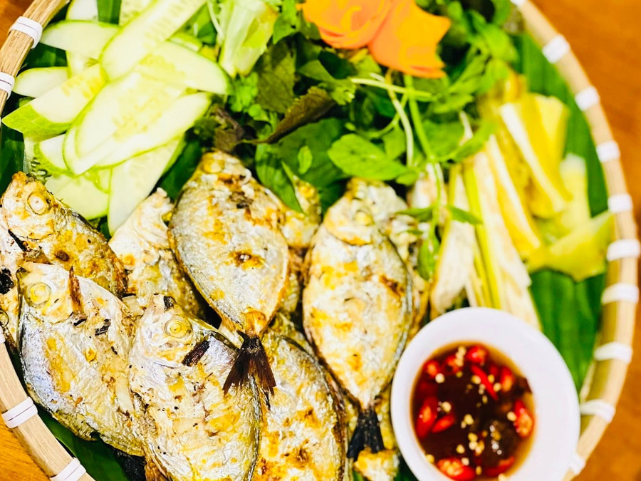 Món cá liệt dầu nướng than, chấm mắm me ăn kèm rau sống được xem là đặc sản về ẩm thực hấp dẫn. Món cá liệt dầu nướng than, chấm mắm me ăn kèm rau sống được xem là đặc sản về ẩm thực hấp dẫn.