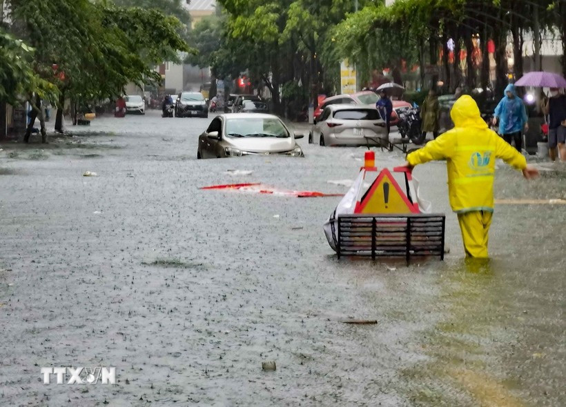 Cảnh báo nguy hiểm ngập úng trên phố Mạc Thị Bưởi (chiều 30/9/2025). (Ảnh: Thanh Tùng/TTXVN) Cảnh báo nguy hiểm ngập úng trên phố Mạc Thị Bưởi (chiều 30/9/2025). (Ảnh: Thanh Tùng/TTXVN)