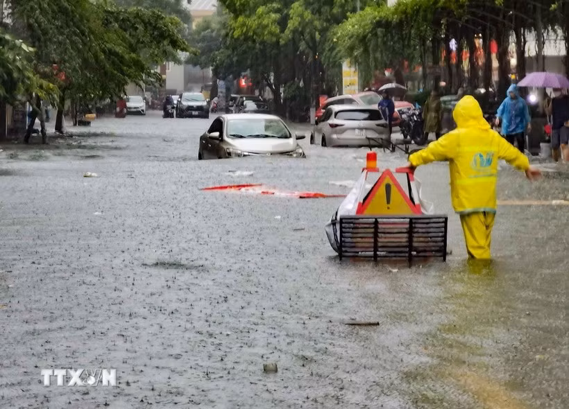 Cảnh báo nguy hiểm ngập úng trên phố Mạc Thị Bưởi (chiều 30/9/2025). (Ảnh: Thanh Tùng/TTXVN)
