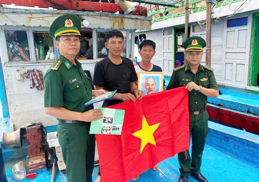 Lực lượng chức năng đẩy mạnh công tác vận động ngư dân tuân thủ quy định pháp luật trong khai thác thủy sản. Ảnh: N.N Lực lượng chức năng đẩy mạnh công tác vận động ngư dân tuân thủ quy định pháp luật trong khai thác thủy sản.