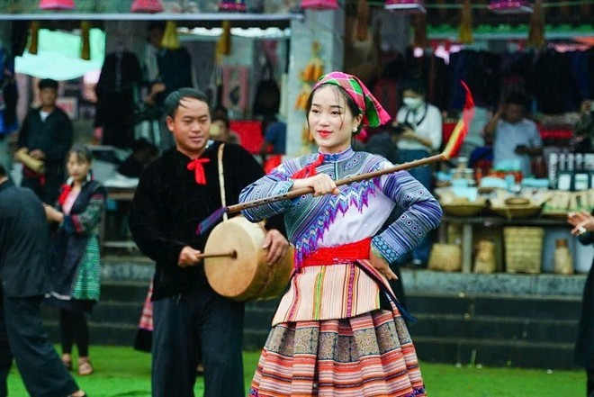 Biểu diễn điệu múa truyền thống của đồng bào dân tộc Mông tại Làng. (Ảnh: Khánh Hòa/TTXVN) Biểu diễn điệu múa truyền thống của đồng bào dân tộc Mông tại Làng. (Ảnh: Khánh Hòa/TTXVN)