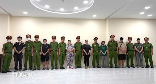 Các đối tượng bị cơ quan công an bắt giữ trong đường dây sản xuất nước hoa giả. (Ảnh: Cơ quan công an cung cấp) Các đối tượng bị cơ quan công an bắt giữ trong đường dây sản xuất nước hoa giả. (Ảnh: Cơ quan công an cung cấp)