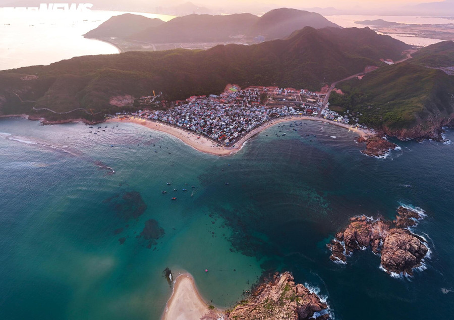 Làng chài Hòn Khô thuộc xã đảo Nhơn Hải, thành phố Quy Nhơn (Bình Định), từ lâu nổi tiếng bởi vẻ đẹp nguyên sơ, làn nước xanh trong vắt. 2a.jpg