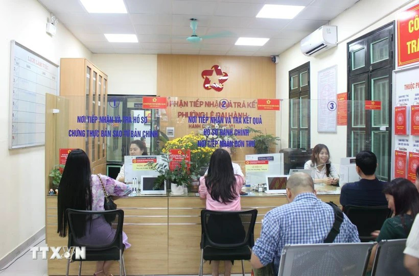 UBND phường Hai Bà Trưng nghiêm túc trong ngày đầu vận hành thử nghiệm mô hình chính quyền hai cấp. Ảnh: (Nguyễn Thắng/TTXVN) nhung-chinh-sach-noi-bat.jpg
