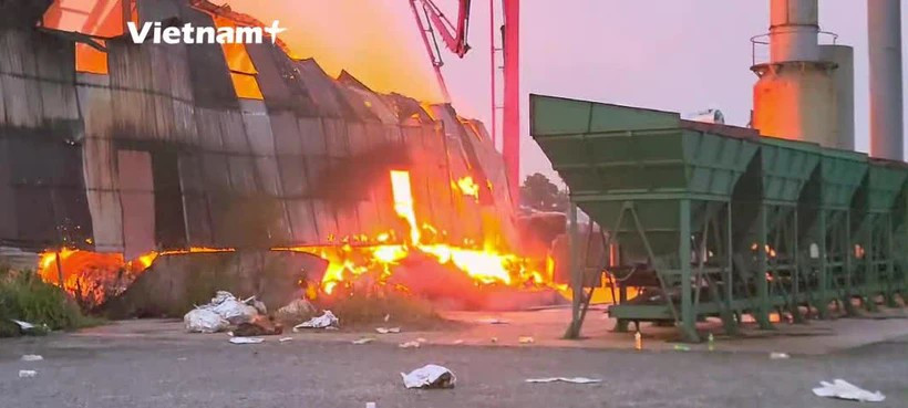 Cận cảnh đám cháy ở Hưng Yên vẫn đang bùng phát mạnh vu-chay-lon.jpg