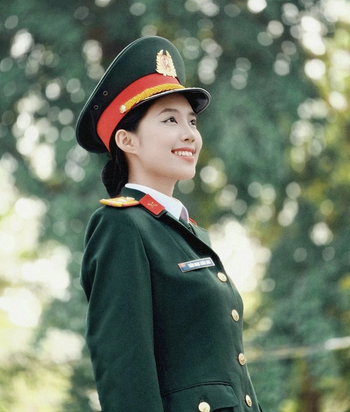 Á hậu Châu Anh sinh ra trong gia đình quân nhân, có ông nội là người lính kiên trung, bố là Đại tá. 2s.png
