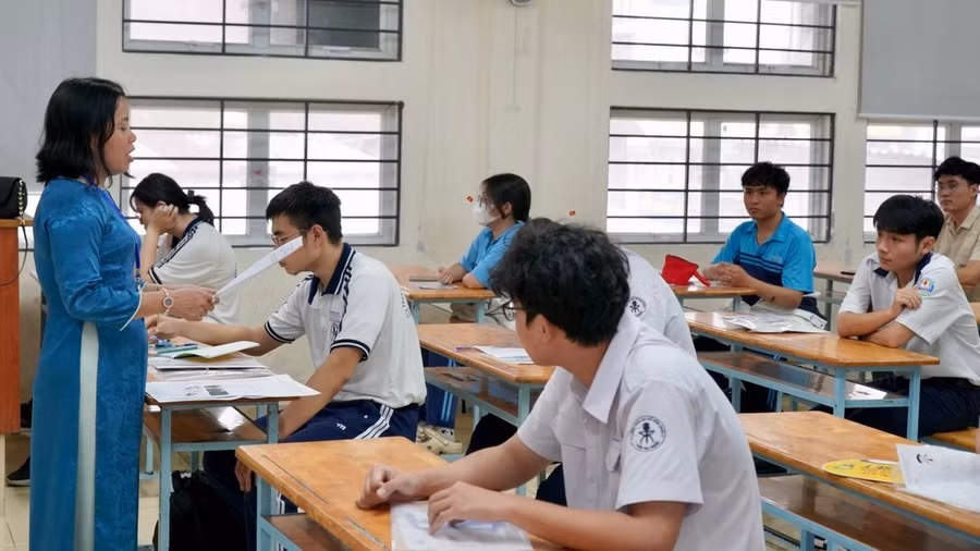 Thí sinh nghe phổ biến quy chế thi tại phòng thi, điểm Thi Trường THPT Bùi Thị Xuân, quận 1