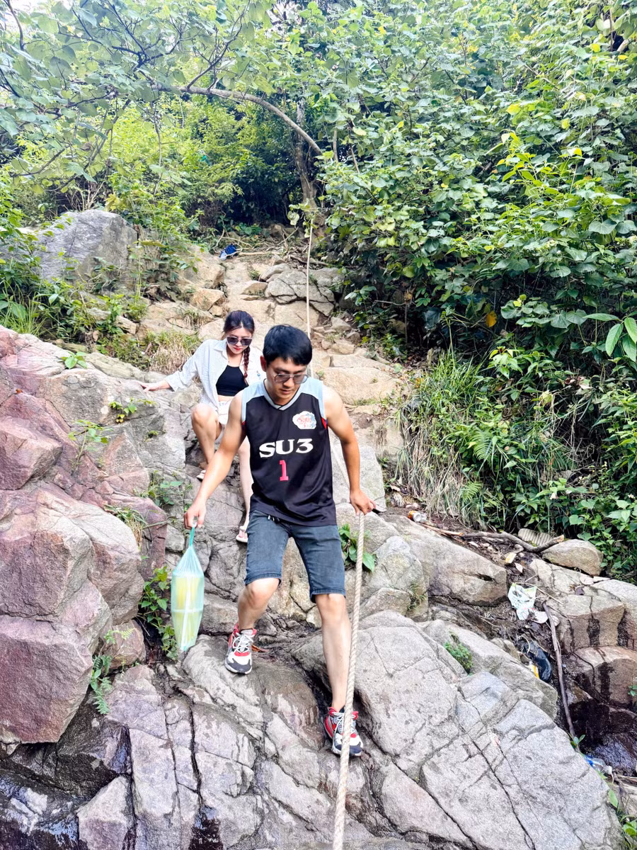 Khi lên bán đảo Sơn Trà, du khách phải đi bộ hơn 1km đường rừng với nhiều dốc cao dựng đứng và cây cối um tùm, rất khó di chuyển. Với những du khách nữ, đây sẽ là thử thách thực sự khó khăn nhưng cũng rất thú vị.