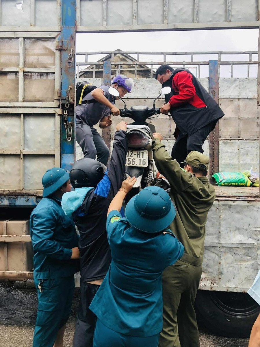 Lực lượng cứu hộ của huyện Hữu Lũng sơ tán đồ đạc giúp người dân. Ảnh: ĐỨC SƠN Lực lượng cứu hộ của huyện Hữu Lũng sơ tán đồ đạc giúp người dân. Ảnh: ĐỨC SƠN